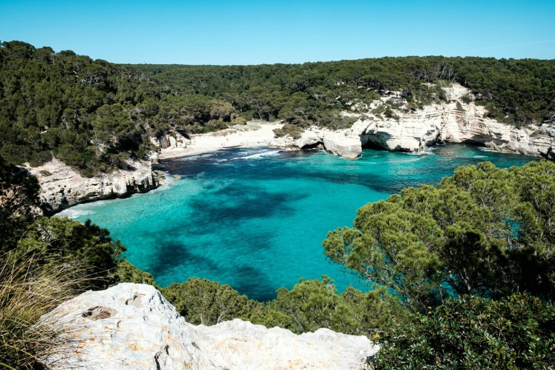 Overtourism: villaggio di Minorca vota la chiusura ai turisti