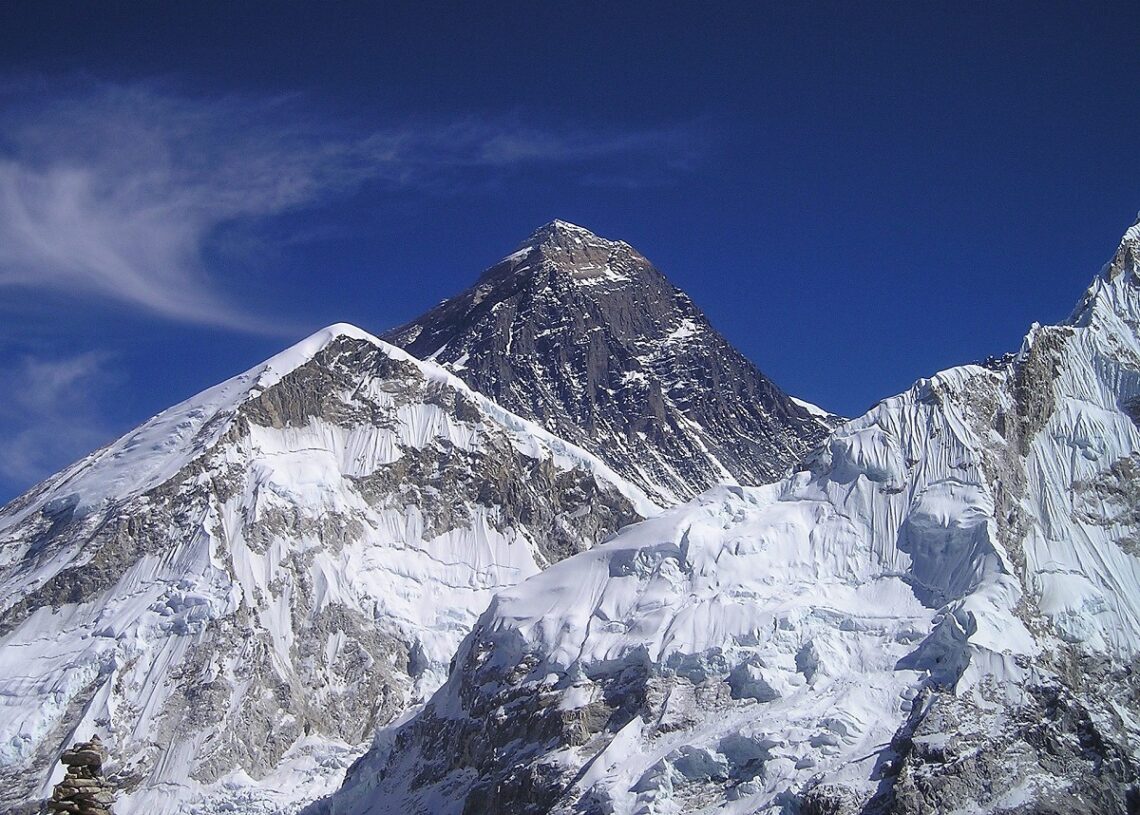 L’Everest continua a crescere