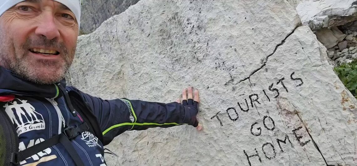 Sfregio alle Tre Cime di Lavaredo: "Turisti andate a casa"