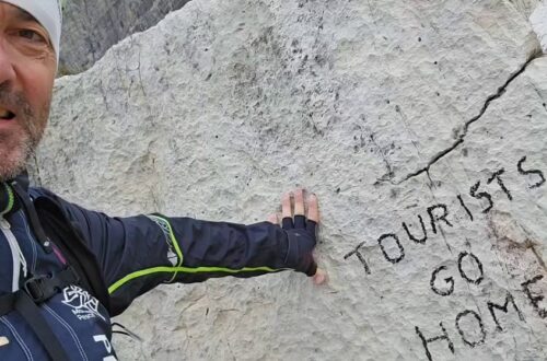 Sfregio alle Tre Cime di Lavaredo: "Turisti andate a casa"